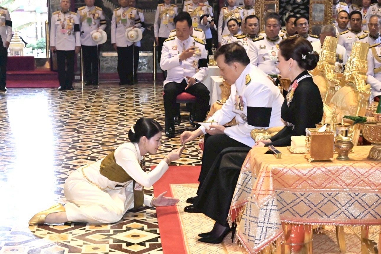title - พระบาทสมเด็จพระเจ้าอยู่หัว และสมเด็จพระนางเจ้าฯ พระบรมราชินี เสด็จฯ ไปในการพระราชพิธีพืชมงคล พุทธศักราช 2569